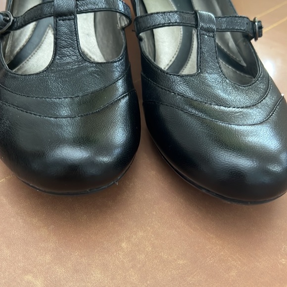 Naturalizer Mary Jane N5 comfort 2 1/2” stack wood heel EUC - Picture 2 of 7